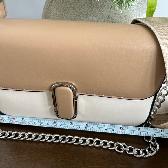 beautiful milk and late colour with chain and wide crossbody strap - Picture 2 of 7